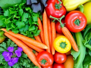 Asortiment de fructe și legume proaspete, bogate în vitamine.